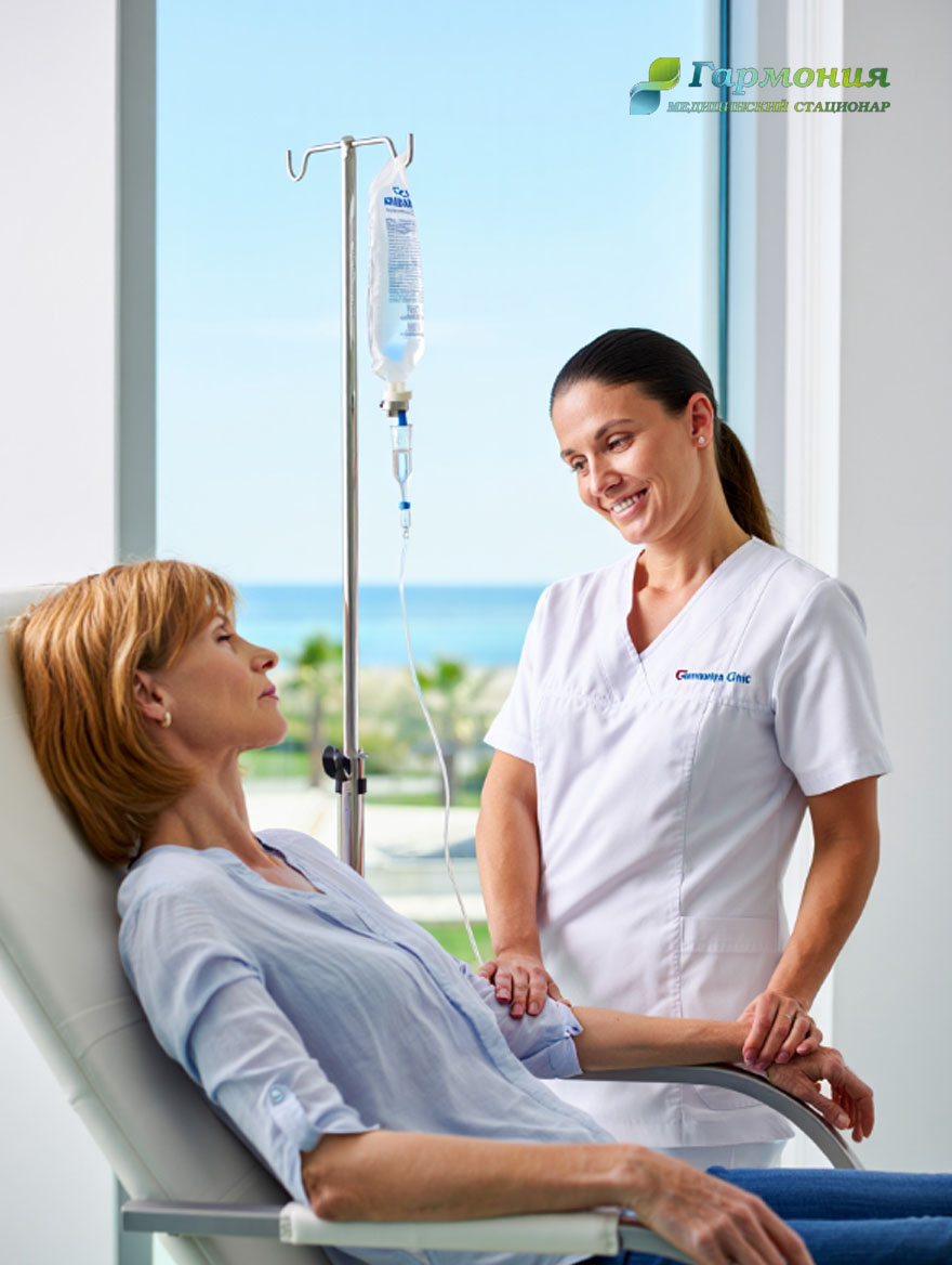 Врач и пациент с капельницей на фоне берега Новополоцка