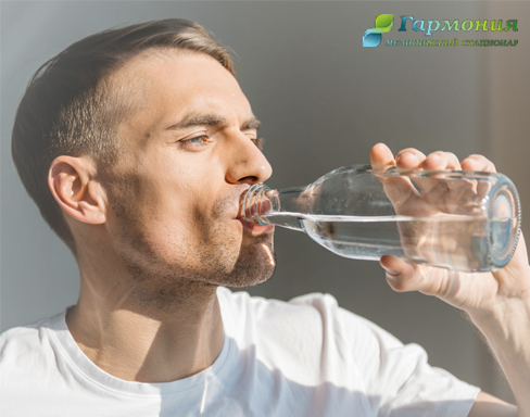 Мужчина пьет воду